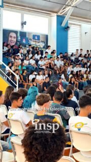 ⛪✨ Missa de Início do Ano Letivo INSP
O INSP celebrou a Missa de abertura do ano letivo em um momento especial de fé, união e gratidão, reunindo alunos, educadores e colaboradores da nossa comunidade educativa.
A celebração foi presidida por Dom Joselito Ramalho, Bispo Auxiliar do Rio de Janeiro, que conduziu uma reflexão sobre a importância da presença de Deus em nossa caminhada e em nossa missão educativa.
A missa contou com a participação especial da Pastoral Escolar e com alunos do INSP atuando como coroinhas, tornando a celebração ainda mais significativa para toda a comunidade.
Estiveram presentes a diretora Valéria Picorelli, a vice-diretora Irmã Elizabete Leão e a Irmã Terezinha, que estiveram junto aos alunos neste momento de espiritualidade e acolhimento que marca o início de mais um ano letivo.
Um início de ano guiado pela fé, pelos valores e pelo propósito que nos unem como comunidade educativa.
💙 Educando com fé e propósito.
📖 Porque acreditamos que o futuro é humano.
#INSP #OFuturoÉHumano