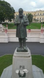 No dia 6 de março, recordamos a memória de Monsenhor Domingos Evangelista Pinheiro, fundador da Congregação das Irmãs Auxiliares de Nossa Senhora da Piedade.
Um homem à frente de seu tempo, que acreditou profundamente no poder transformador da educação e na dignidade de cada pessoa. Em um período marcado por profundas desigualdades, teve a coragem de promover a alfabetização de meninas, incluindo filhas de mulheres escravizadas após a Lei do Ventre Livre — um gesto de justiça e esperança que marcou a história.
Seu trabalho chamou a atenção do próprio Dom Pedro II, que registrou em carta a visita que fez em Caeté, acompanhado de meninas negras que sabiam ler e escrever, algo extremamente raro naquela época.
Mais do que um fato histórico, esse episódio revela a essência da missão que continua viva em nossas escolas: educar para a liberdade, para a justiça e para a esperança.
Que o legado de Monsenhor Domingos siga inspirando gerações a transformar vidas por meio da educação.
Rede Piedade de Educação
O futuro é humano.