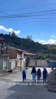 Missão Semana Santa da Rede Piedade de Educação: missão que transforma. ✨
Grupos de estudantes, Irmãs e colaboradores dos sete colégios da Rede Piedade de Educação estão vivendo, em Betim (MG), uma experiência intensa de fé e serviço nesta Semana Santa.
Desde a Quarta-feira Santa até o Domingo de Páscoa, eles se dedicam a diversas ações junto às paróquias locais: visitas às comunidades, momentos de oração nas casas e comércios, atividades de evangelização, participação em procissões e celebrações, levando presença, escuta e esperança por onde passam.
Mais do que uma viagem, é uma vivência que marca, conecta e transforma sob a organização dos departamentos de pastoral da Rede Piedade em conjunto com as arquidioceses locais.
Este é o primeiro vídeo, com os momentos iniciais dessa missão tão especial. 💙🙏
#SemanaSanta #Missão #RedePiedade #Evangelização #Juventude Fé Páscoa EducaçãoComPropósito