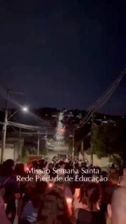 Missão Semana Santa da Rede Piedade de Educação: uma experiência que continua a transformar. ✨
Este é o segundo vídeo da missão, agora compartilhado neste Sábado de Aleluia, trazendo registros marcantes dos momentos vividos na Sexta-feira Santa.
Em Betim (MG), estudantes, Irmãs e colaboradores dos sete colégios da Rede Piedade seguem mergulhados em uma vivência profunda de fé, silêncio, reflexão e entrega. A Sexta-feira Santa foi marcada por participação em celebrações, procissões, visitas e gestos concretos de presença junto às comunidades locais.
Cada imagem revela mais do que atividades: mostra encontros, escuta, espiritualidade e o verdadeiro sentido de caminhar com o outro.
Seguimos acompanhando essa missão que toca, conecta e transforma. 💙🙏
#SemanaSanta #SextaFeiraSanta #SabadoDeAleluia #Missão #RedePiedade Evangelização Juventude Fé Páscoa EducaçãoComPropósito