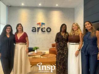 Formação que Move o Futuro: INSP Jacarepaguá presente na Jornada SAS Educação

Entre os dias 14 e 17 de abril, a direção, vice-direção e as coordenações da Educação Infantil e do Ensino Fundamental 1 do INSP Jacarepaguá participaram de mais uma Jornada de Educação promovida pelo SAS, ao lado de gestores da Rede Piedade de Educação.

A programação aconteceu na sede da Arco Educação, em Fortaleza/CE, e incluiu também uma visita ao Colégio Ari de Sá, referência nacional em práticas educacionais, proporcionando momentos ricos de troca, aprendizado e atualização pedagógica.

Mais do que adotar um material didático de excelência, o que realmente faz a diferença é a forma como ele é utilizado no dia a dia. E isso exige formação, preparo e intencionalidade pedagógica — aspectos que foram aprofundados ao longo da jornada.

O encontro reforça o compromisso do INSP com uma educação de qualidade, que une estratégia, inovação e desenvolvimento humano.

Mais um passo consistente na formação de lideranças e na construção de uma educação que transforma.

INSP – O futuro é humano.

#formacao #sas #educacao #gestores #qualidade