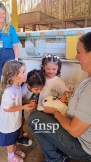 🐄🌿 Um dia de descobertas na fazendinha!
Os alunos da Educação Infantil viveram uma experiência cheia de aprendizado, explorando a natureza, conhecendo diferentes alimentos e observando de perto diversos animais. 🐑🌱
Entre brincadeiras e muita curiosidade, cada momento se transformou em uma nova descoberta.💛
No INSP, aprender também é viver experiências que marcam para sempre. ✨
#INSPKids #EducaçãoInfantil #AprenderNaPrática #VivênciasINSP #Descobertas #ContatoComANatureza