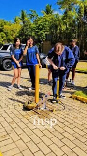 🚀 Ciência, criatividade e aprendizado na prática!
Os alunos do INSP Max participaram da OBAFOG a Olimpíada Brasileira de Foguetes colocando em ação conceitos de física, raciocínio lógico e trabalho em equipe em um desafio cheio de descobertas. 🔭✨
Com foguetes feitos de garrafa PET e lançados com água e ar comprimido, o objetivo era um só: alcançar a maior distância possível! 🚀
Aprender também é experimentar, criar e ir cada vez mais longe. 💙
#INSPMax #OBAFOG #OBA #Foguetes #AprendizagemNaPrática #Educação #Ciência #Astronomia #ProjetoEscolar #EnsinoInovador