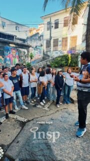 🌍 Passado e Identidade: A História Viva na Pequena África
Os estudantes da 3ª série do Ensino Médio expandiram os horizontes do conhecimento em uma aula de campo enriquecedora pela região da Pequena África, na zona portuária do Rio de Janeiro. Ao percorrerem marcos fundamentais da memória nacional, como o Cais do Valongo, a emblemática Pedra do Sal, o Instituto Pretos Novos e o MUHCAB, os jovens conectaram a teoria dos livros à herança histórico-cultural que moldou o país.
Essa imersão pedagógica reflete o compromisso do INSP Vest com uma formação integral, que estimula a reflexão crítica, a cidadania e a compreensão profunda da realidade. Ao valorizar a ancestralidade e a resistência, a atividade capacita os futuros universitários a interpretarem o mundo com mais empatia, ética e consciência social.
#INSP #INSPVest #AulaDeCampo #PequenaÁfrica #RioDeJaneiro