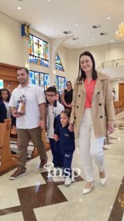 💙 Espiritualidade e união no INSP Total!
Em celebração ao mês da família, vivemos um momento especial de fé e reflexão na Igreja Nossa Senhora da Piedade. Professores, alunos e a Pastoral Escolar se reuniram em oração, fortalecendo os laços que unem família, escola e comunidade.
Durante o encontro, nossa Diretora Valéria destacou a importância da escola como extensão do lar — um espaço de acolhimento, valores e cuidado com cada aluno.
Para tornar esse momento ainda mais emocionante, os estudantes prepararam uma linda homenagem às famílias, celebrando o amor, a presença e a parceria que fazem parte da nossa caminhada diária. ❤️
Momentos assim nos lembram da importância de cultivar a fé, o respeito e a união em cada etapa da formação dos nossos alunos.
#ComOINSPVooMaisAlto #MêsDaFamília #INSPTotal #FamíliaEEscola #FéQueUne #EducaçãoComValores