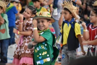 🌟 O Arraiá do INSP 2026 entrou no compasso da tradição com o tema “No ritmo da sanfona e da torcida”! 🌟

Nossa tradicional festa junina reuniu famílias, alunos e convidados em um dia repleto de cultura, alegria e muita animação. 🎶🌽💙

As apresentações dos alunos do INSP Júnior encantaram o público com coreografias cheias de fofura, figurinos coloridos e uma energia contagiante, celebrando as tradições juninas ao som da sanfona e com a vibração de uma grande torcida. 💃🕺🎺

Os pequenos deram um verdadeiro show no palco, arrancando sorrisos e aplausos dos familiares presentes e tornando a festa ainda mais especial. ✨👒

Os registros desse momento inesquecível já estão disponíveis nos álbuns de fotos no Facebook. 📷✨

#ArraiáINSP #EducaçãoInfantil #FestaJunina #INSP #Jacarepagua