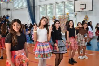 🌟 O Arraiá do INSP 2026 entrou no compasso da tradição com o tema “No ritmo da sanfona e da torcida”! 🌟

Nossa tradicional festa junina reuniu famílias, alunos e convidados em um dia repleto de cultura, alegria e muita animação. 🎶🌽💙

As apresentações dos alunos do INSP Max encantaram o público com coreografias cheias de fofura, figurinos coloridos e uma energia contagiante, celebrando as tradições juninas ao som da sanfona e com a vibração de uma grande torcida. 💃🕺🎺

Os pequenos deram um verdadeiro show no palco, arrancando sorrisos e aplausos dos familiares presentes e tornando a festa ainda mais especial. ✨👒

Os registros desse momento inesquecível já estão disponíveis nos álbuns de fotos no Facebook. 📷✨

#ArraiáINSP #EducaçãoInfantil #FestaJunina #INSP #Jacarepagua