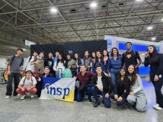 🇨🇦 O Summer Camp do INSP no Canadá já começou! ✈️🍁
Estudantes das duas unidades do INSP no Rio de Janeiro, Jacarepaguá e Flamengo, embarcaram no sábado, 18/7, rumo ao Canadá, para viver duas semanas de uma experiência inesquecível de aprendizado, cultura e desenvolvimento.
Em parceria com a International Experience, o INSP proporciona aos nossos estudantes, acompanhados por dois coordenadores da instituição de ensino, a oportunidade de vivenciar um dos destinos mais reconhecidos do mundo pela excelência em educação e pela riqueza de sua diversidade cultural.
Mais do que uma viagem, o Summer Camp do INSP é uma imersão que amplia horizontes, fortalece a autonomia e promove vivências que ficarão para a vida toda.
Desejamos uma excelente jornada a todos os participantes! 💙
E acompanhe as nossas redes sociais: ao longo dos próximos dias, vamos compartilhar um pouco dessa experiência incrível diretamente do Canadá! 🇨🇦✨
#summercamp #canada #estudo #internacional