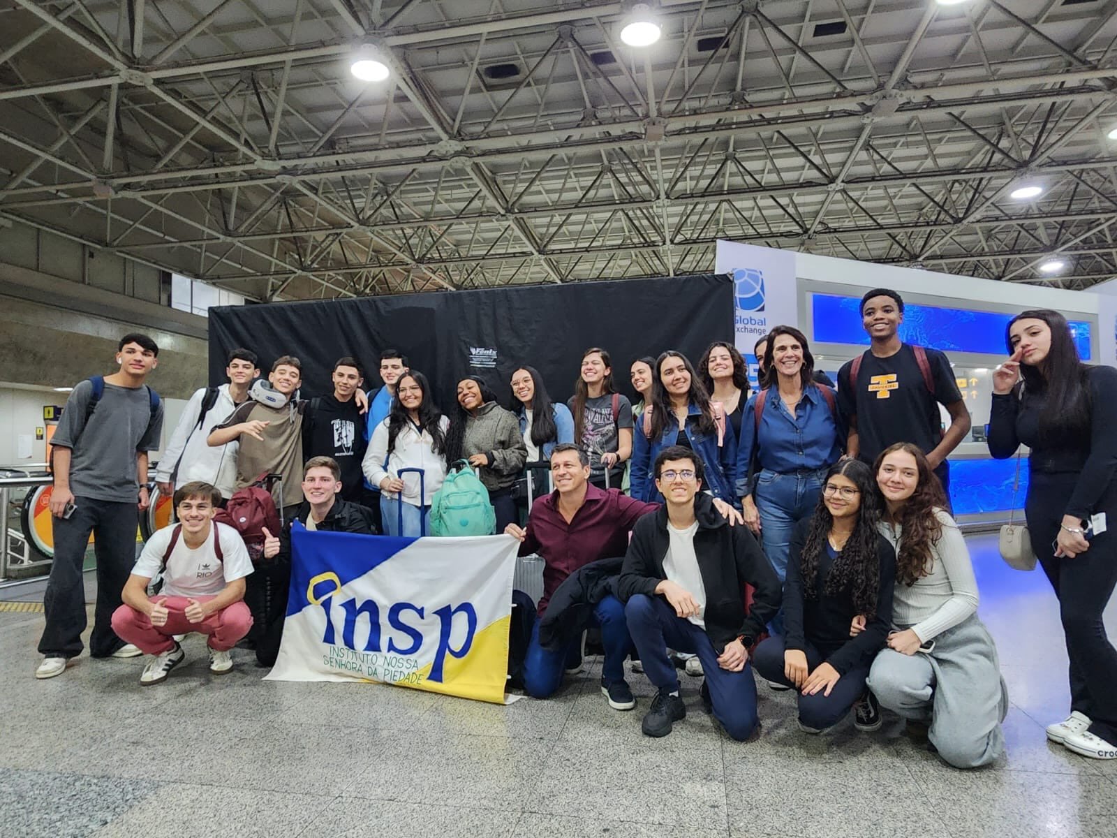 🇨🇦 O Summer Camp do INSP no Canadá já começou! ✈️🍁
Estudantes das duas unidades do INSP no Rio de Janeiro, Jacarepaguá e Flamengo, embarcaram no sábado, 18/7, rumo ao Canadá, para viver duas semanas de uma experiência inesquecível de aprendizado, cultura e desenvolvimento.
Em parceria com a International Experience, o INSP proporciona aos nossos estudantes, acompanhados por dois coordenadores da instituição de ensino, a oportunidade de vivenciar um dos destinos mais reconhecidos do mundo pela excelência em educação e pela riqueza de sua diversidade cultural.
Mais do que uma viagem, o Summer Camp do INSP é uma imersão que amplia horizontes, fortalece a autonomia e promove vivências que ficarão para a vida toda.
Desejamos uma excelente jornada a todos os participantes! 💙
E acompanhe as nossas redes sociais: ao longo dos próximos dias, vamos compartilhar um pouco dessa experiência incrível diretamente do Canadá! 🇨🇦✨
#summercamp #canada #estudo #internacional