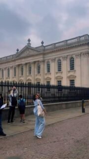 🌍✈️ Do INSP para o mundo!

Nossa estudante Ana Beatriz, da 1ª série do Ensino Médio e Aluna Embaixadora de sua turma, está vivendo uma experiência internacional inesquecível na Inglaterra.

Selecionada por seu excelente desempenho acadêmico e por se destacar entre os Alunos Embaixadores, Ana conquistou uma bolsa para participar do Summer Camp da tradicional Bedford School, com uma viagem e um curso de duas semanas totalmente custeados.

Durante essa jornada, ela participa de uma imersão em liderança e empreendedorismo juvenil, compartilhando conhecimentos e experiências com estudantes de diferentes países.

Essa oportunidade é oferecida pela Edify, parceira do Programa Bilíngue do INSP, e representa o reconhecimento da dedicação, excelência e compromisso com os estudos.

Ver nossos estudantes cruzando fronteiras e conquistando oportunidades como essa reforça a nossa missão de formar cidadãos preparados para o mundo.

Parabéns, Ana Beatriz! Que essa experiência seja apenas o começo de uma trajetória repleta de grandes conquistas. 💙🇬🇧✨