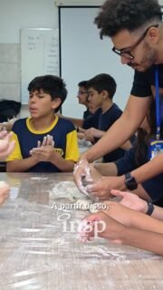 🎨✨ Das mãos à criação, da matéria à arte.

Nas aulas de Arte, os alunos do 7º ano do INSP Max iniciaram os estudos sobre escultura explorando a modelagem em argila. Ao manipular o barro, experimentaram formas, texturas e técnicas que despertam a criatividade, a percepção e a expressão artística.

Mais do que aprender uma nova linguagem, a vivência proporcionou uma reflexão sobre o barro como elemento presente na história, na cultura e na arte popular, transformando cada criação em uma experiência de descoberta.

Porque no INSP, o conhecimento ganha forma quando a teoria encontra a prática e a criatividade encontra espaço para florescer. 💙

#INSPMax #Arte #Escultura #AprendizagemSignificativa #Criatividade