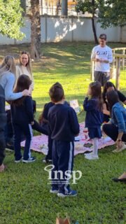 💙🌱 Laços que acolhem, memórias que permanecem.
O primeiro semestre chega ao fim, mas tudo o que foi vivido continua florescendo no coração das nossas crianças e de suas famílias.
No encontro Semente de Afeto, celebramos uma caminhada marcada por descobertas, carinho, acolhimento e pela parceria que fortalece cada etapa da infância. Afinal, quando escola e família caminham juntas, cada experiência se transforma em uma lembrança que permanece para a vida.
Seguimos cultivando afeto, aprendizado e encantamento para tudo o que ainda está por vir.
INSP Kids. Educar é se encantar com a vida. 💙
#INSPKids #SementeDeAfeto #EducaçãoInfantil #Família #Infância #EducarÉSeEncantarComAVida #INSP