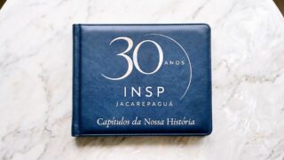 📖 CAPÍTULOS DA NOSSA HISTÓRIA | CAPÍTULO 1

Onde Nascem as Raízes 🌱✨

Toda grande história começa com um sonho.
A nossa começou há 30 anos, quando um terreno em Jacarepaguá deixou de ser apenas um espaço e passou a ser visto como o lugar onde um futuro poderia nascer.

Vieram os primeiros passos, os primeiros alunos, as primeiras descobertas, novos espaços e muitas conquistas. E, pouco a pouco, aquelas raízes se tornaram parte da história de milhares de famílias.

Hoje, ao olhar para o início dessa trajetória, percebemos que cada escolha, cada pessoa e cada momento ajudaram a construir o INSP que conhecemos.

Este é apenas o primeiro capítulo.
Porque uma história de 30 anos merece ser lembrada, celebrada e, acima de tudo, contada. 💙

Capítulos da Nossa História.
30 anos de INSP. Educar é se encantar com a vida.

#INSP30Anos #CapítulosDaNossaHistória #INSP #30Anos #EducarÉEncantar-SeComAVida