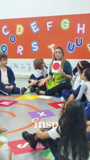 🫧 Aprender Inglês também é experimentar, criar e brincar!
No Pré 2, nossos alunos exploraram diferentes formas geométricas, ampliaram o vocabulário em Inglês e praticaram a oralidade de forma leve e divertida. 🔵🔺⭐
Depois, colocaram a criatividade em prática para construir suas próprias formas com arames de chenille e canudos — e ainda transformaram as criações em sopradores de bolhas de sabão! 🫧
Uma atividade que une aprendizagem, criatividade e diversão, tornando o Inglês cada vez mais significativo. 💙✨
#INSPKids #EducarÉSeEncantarComAVida #Inglês #Pré2 #AprenderBrincando #INSP