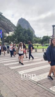 💙 Aprender também é explorar o mundo! 🌎✨
Os alunos do 6º ano do INSP Max participaram de uma aula de campo no Bondinho do Pão de Açúcar, vivenciando de perto a história e as belezas de um dos cartões-postais mais emblemáticos do Rio de Janeiro.
Uma experiência que conectou conhecimento, descoberta e convivência, mostrando que a aprendizagem vai muito além da sala de aula.
Porque educar é proporcionar experiências que despertam a curiosidade e deixam marcas para a vida inteira! 💙
#INSP #EducarÉEncantarSeComAVida #AulaDeCampo #PãoDeAçúcar #Aprendizagem