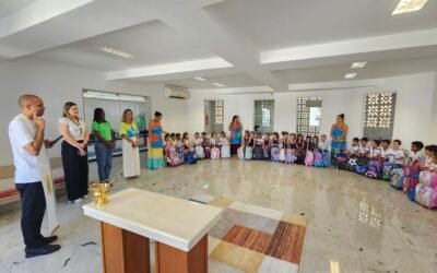 Mochilas abençoadas, estudantes preparados!