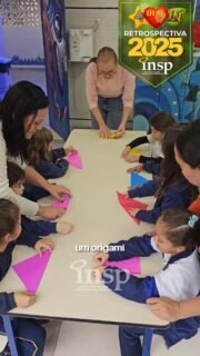 #Retrospectiva2025 ✨ Em comemoração ao Dia dos Avós, a INSP Kids recebeu a querida Soraya, avó da aluna Luiza, para uma atividade super especial com a turma do Pré I!
Ela contou uma linda história sobre um cão vira-lata e, no final, as crianças fizeram um origami do cachorrinho para levar pra casa. 🐶💙
Momentos assim fortalecem laços e criam memórias afetivas que ficam para sempre. Obrigado, vovó Soraya, por compartilhar tanto carinho com a nossa turminha!
#INSPKids #DiaDosAvós #MemóriasAfetivas #EducaçãoComAmor #SouINSP #FamíliaNaEscola