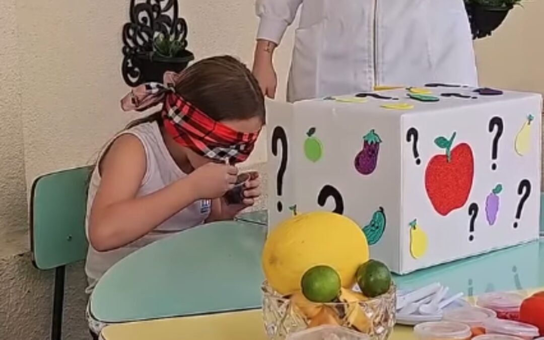 Identificando frutas e legumes usando os sentidos